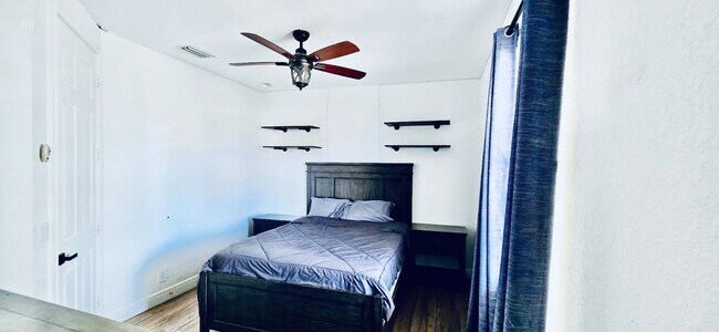 Building Photo - 400 SW 15th Dr