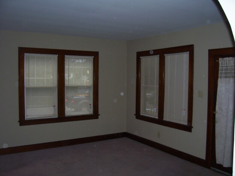 Building Photo - 502 W Main St