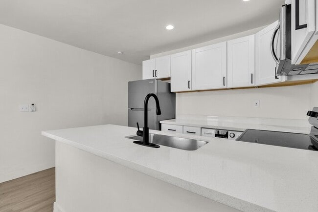 Building Photo - New remodeled in the heart of downtown PHX