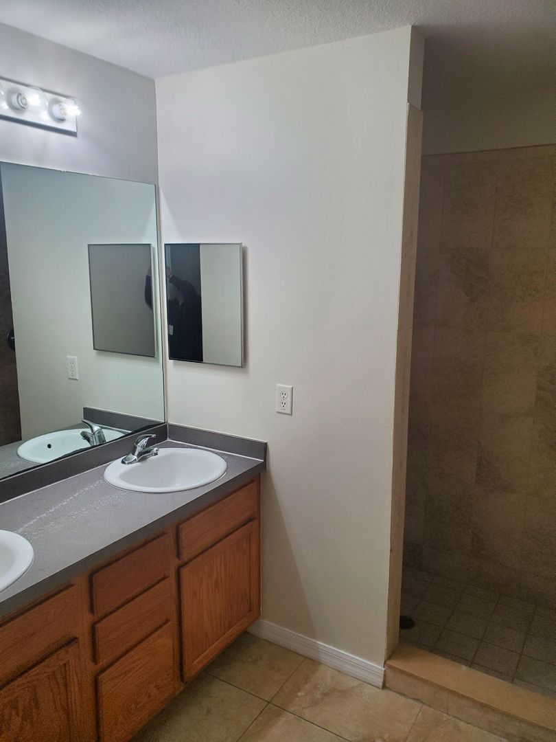 Building Photo - Greenbriar Location!  3 bedroom 2 bath 2 car garage!