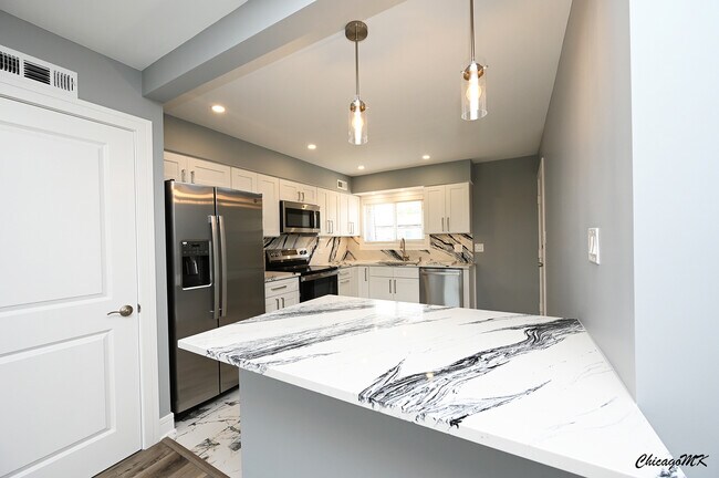 Building Photo - 9381 Bay Colony Dr