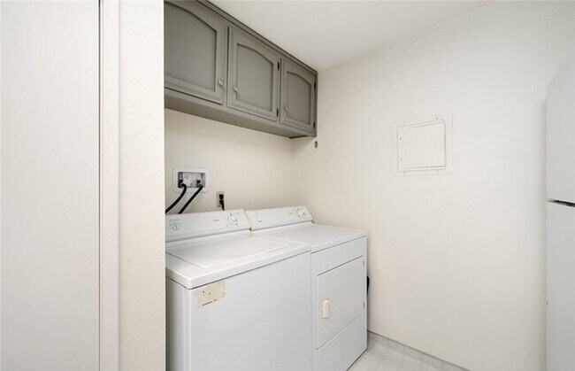 Building Photo - 2bedr 2bath Lovely light and bright condo
