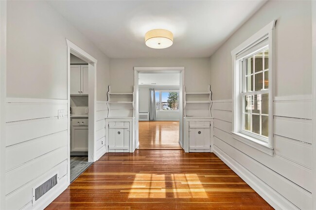 Building Photo - 373 Great River Rd