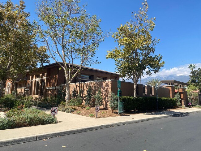 Building Photo - Victoria Gardens Three Bedroom Condo