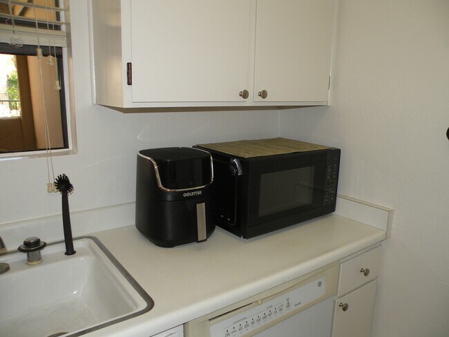 Air fryer Microwave - 5300 E Waverly Dr