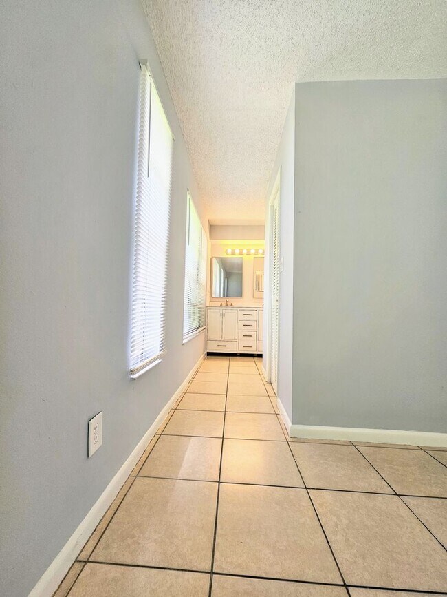 Building Photo - Beautifully Maintained 3-Bedroom Home with...