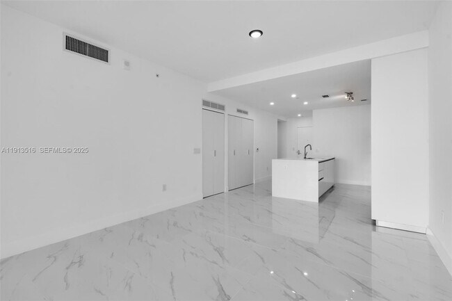 Building Photo - 700 NE 24th St