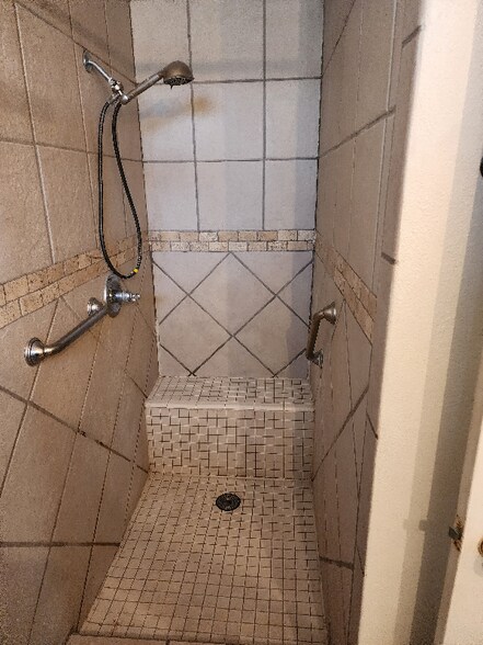 Building Photo - 5536 Longview Dr