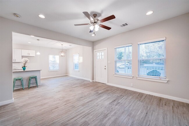 Building Photo - 113 Poinsetta Ln