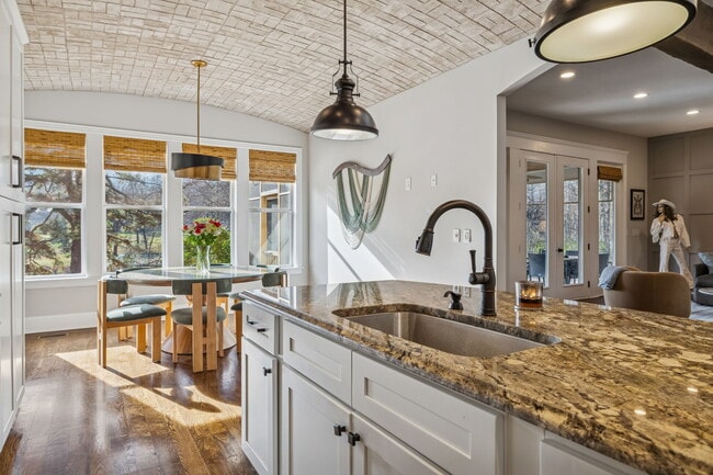 Building Photo - 594 Lake Haven Dr