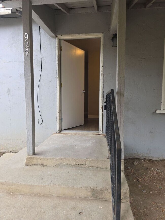 Building Photo - 924 Height St