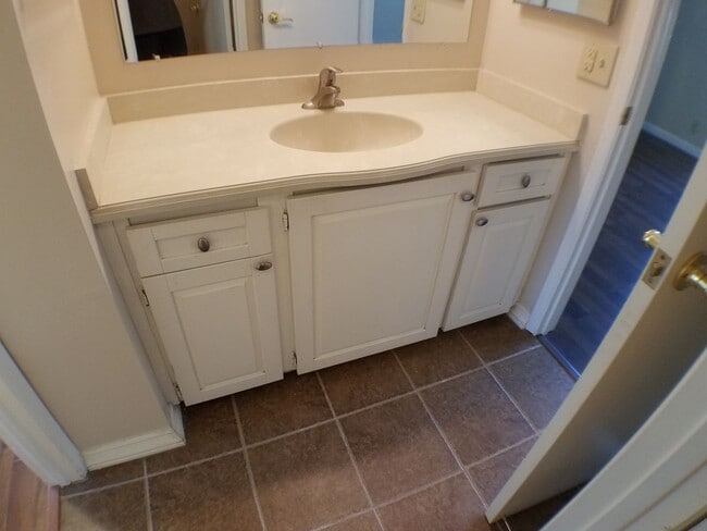Building Photo - Lovely updated 3 bedroom, 2 bath condo