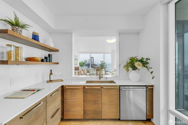 Building Photo - 425 1st St