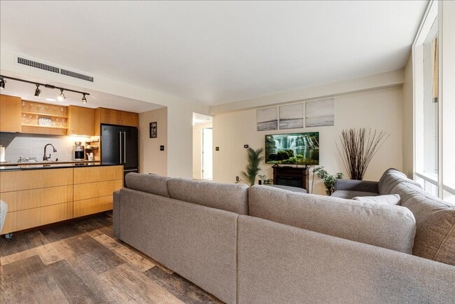 Building Photo - Furnished three bedroom condo on the lake available 2/1/26 - short term rental