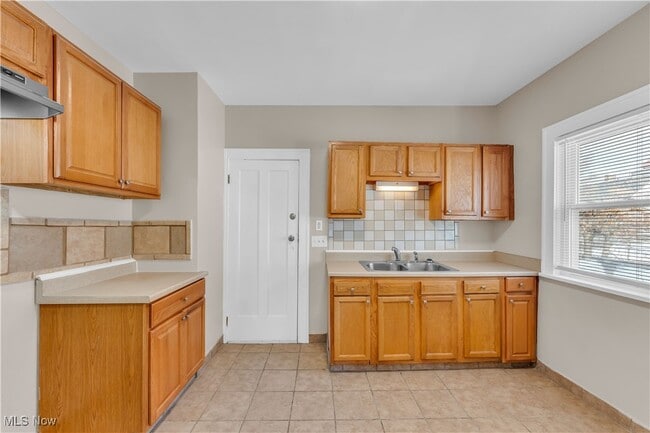 Building Photo - 11913 Buckingham Ave