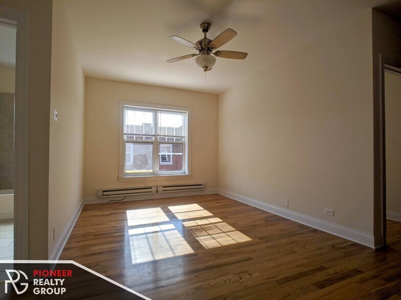 Building Photo - 949 W Cornelia Ave