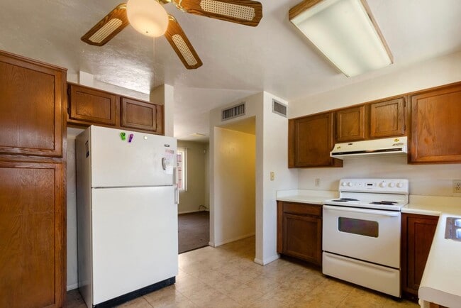 Building Photo - Charming Townhome near UA