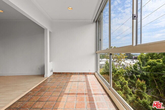 Building Photo - 8550 Holloway Dr