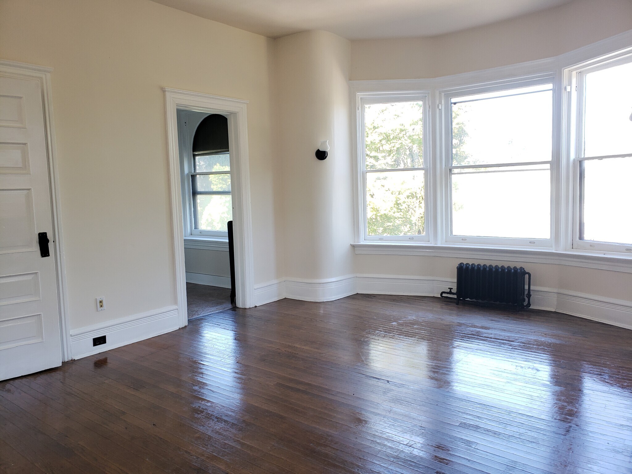 Bedroom/Living - 629 W 4th St