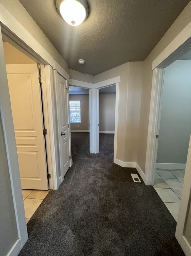 Building Photo - 1 MONTH FREE- 3 Bed, 2.5 Bath Townhome in Pleasant Grove