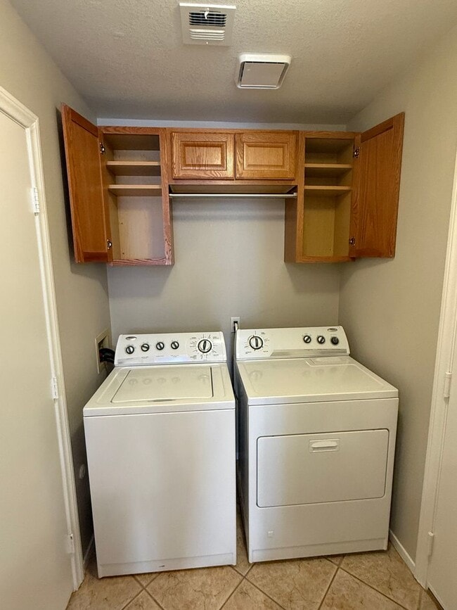 Building Photo - Transformed Townhome