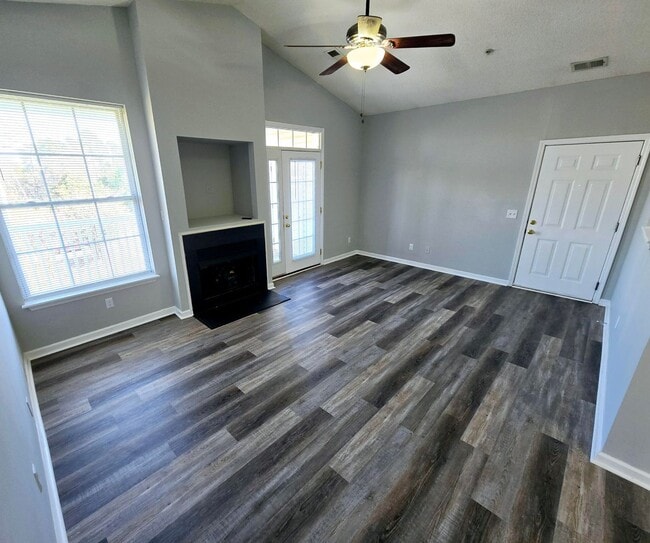 Building Photo - NEW LISTING: Stunning 3 Bed, 2 Bath Condo in Burlington!