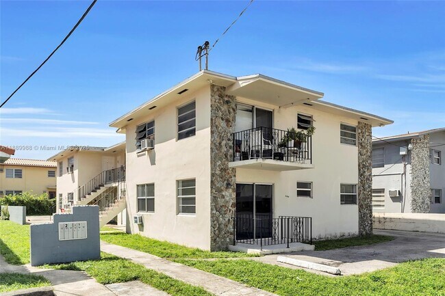 Primary Photo - 644 SW 10th St