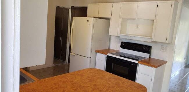 Building Photo - 525 W Twilight Ct