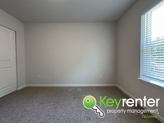 Building Photo - Must-have 3Bed/2.5Bath Lakewood Home