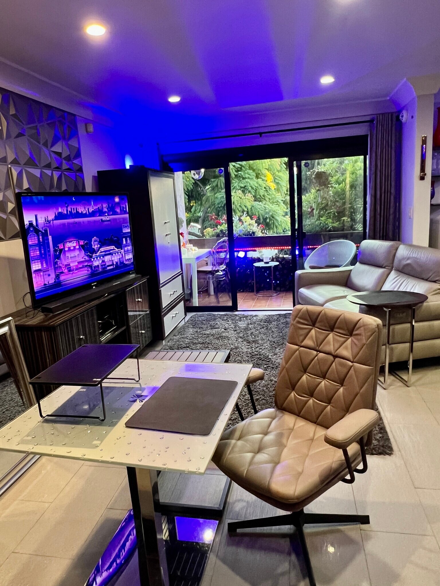 Building Photo - 950 N Kings Rd