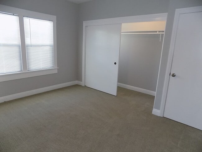 Building Photo - 3 Bedroom/2 Bathroom Craftsman | Master wi...