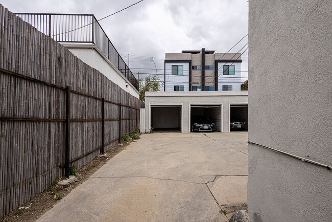 Building Photo - Bright and airy 2-bedroom 2-bath in Mid- City