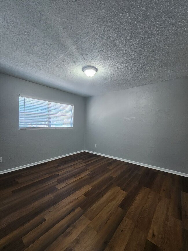 Building Photo - ** COMING SOON ** RENOVATED 2 Bedroom 1 Ba...