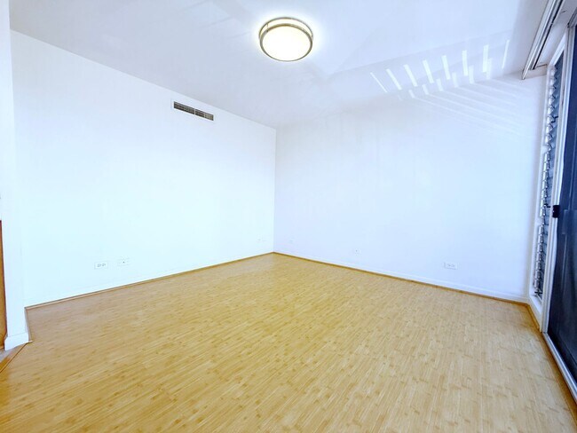 Building Photo - **VIEW FULL AD FOR DETAILS** 1 BED / 1 BAT...