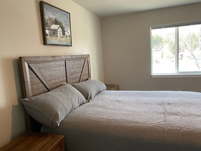 Building Photo - Gorgeous New 3 bedroom Furnished Whitefish Townhouse