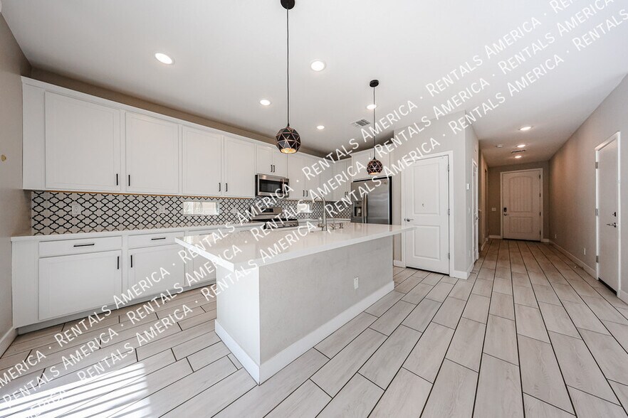 Building Photo - 1321 W Coyote Dr