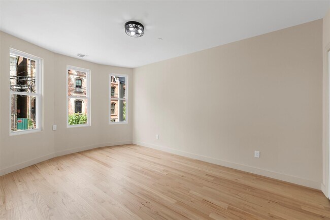 Building Photo - 135 3rd St