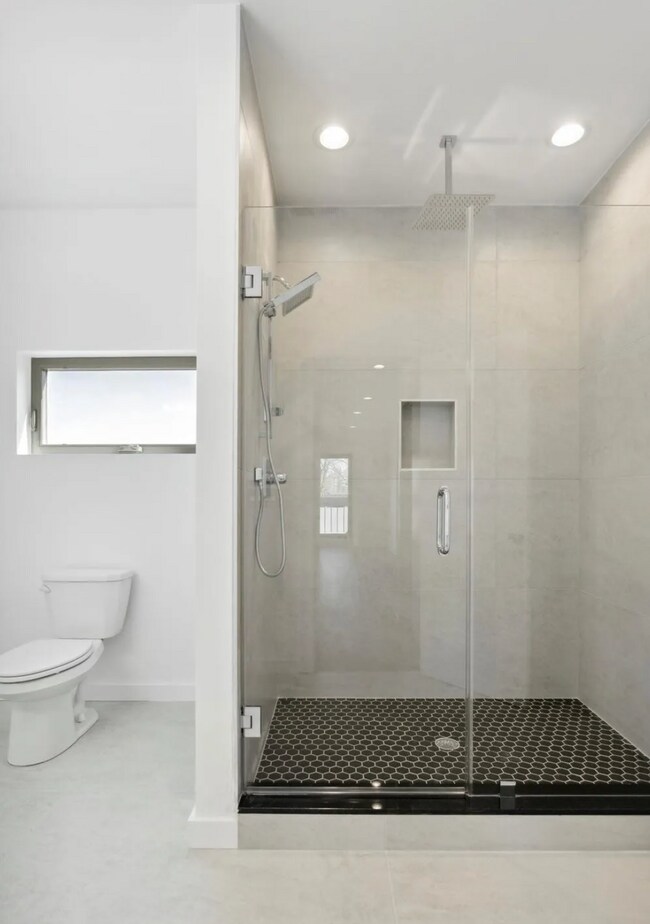 Building Photo - 721 N Dekalb St