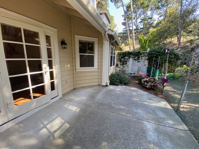 Building Photo - 15 Glen Lake Dr