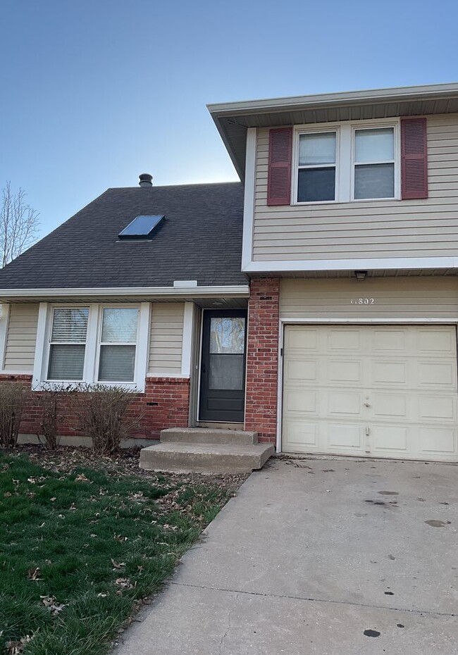 Building Photo - 3 bedroom townhome