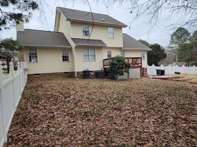 Building Photo - Spacious 3 Bedroom 2.5 Bath Home with Fenced Rear Yard!