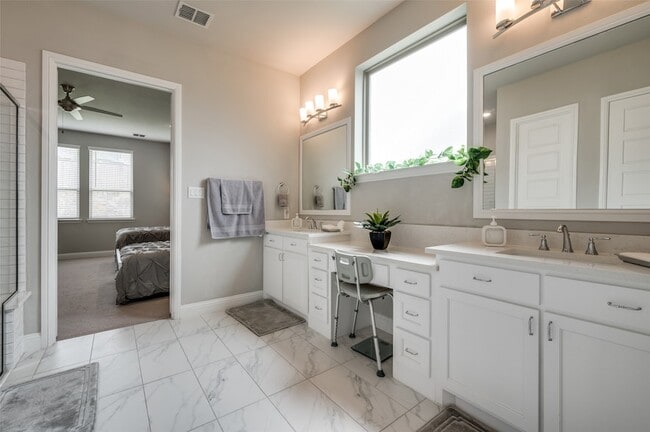 Building Photo - 9767 Maple Hill Ln