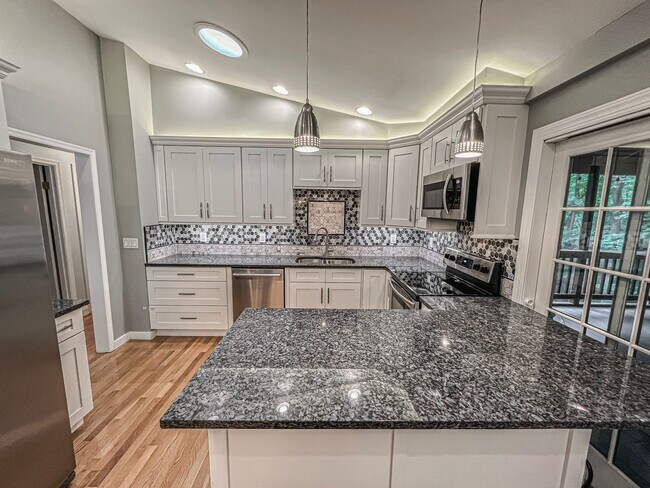 Building Photo - Remarkable Home With Spacious Deck And Detached Parking In A Quiet Cul De Sac In Woodbine Woods