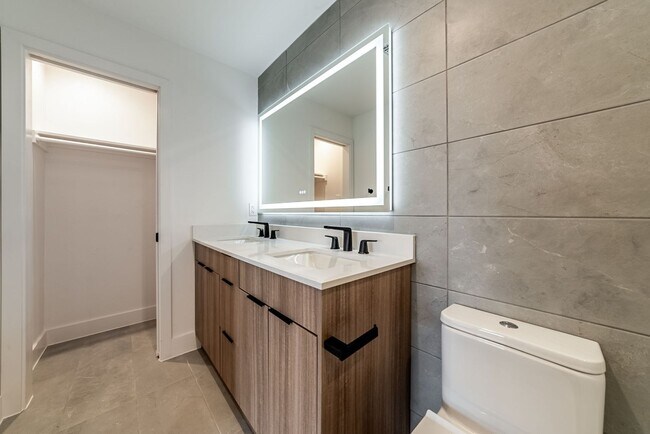 Building Photo - Stunning 2 bed / 2 bath condo in North Austin