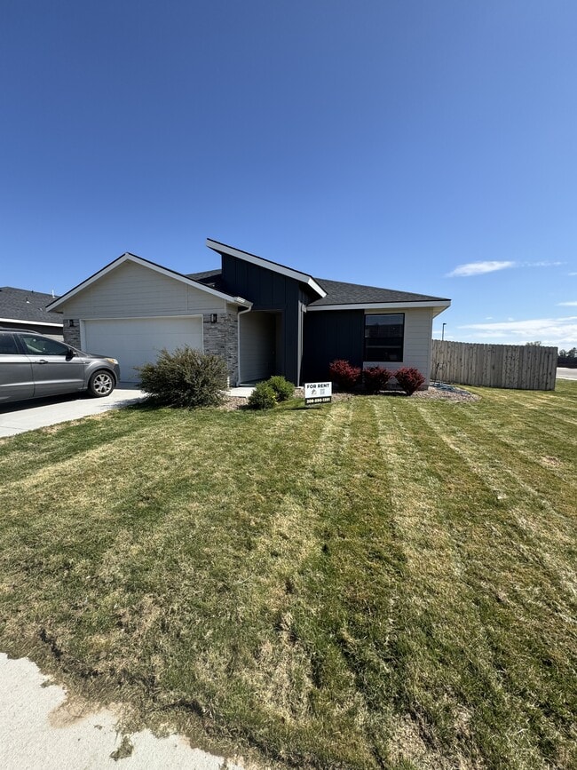 Building Photo - 925 SW Crested St