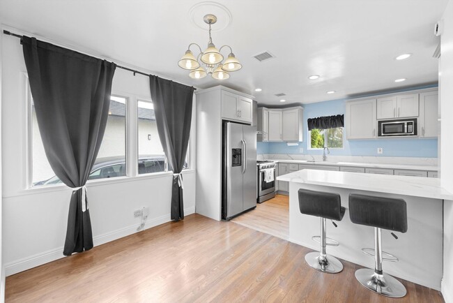 Building Photo - Beautiful Summer Home | Gorgoeus Yard | 3-...