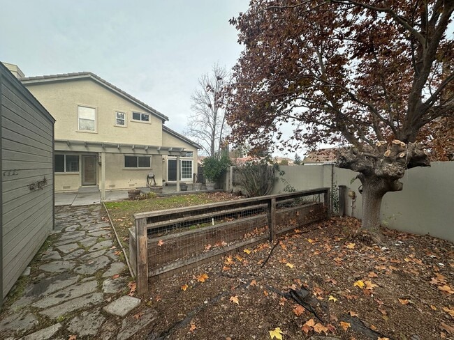 Building Photo - Gorgeous 3 Bed, 2.5 on Corner Lot