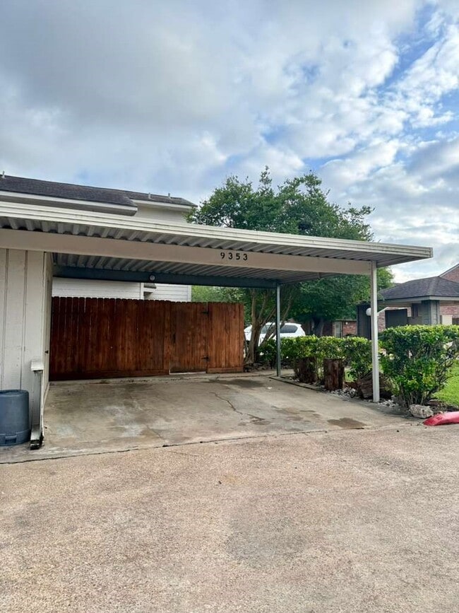 Building Photo - 9353 Westwood Village Dr