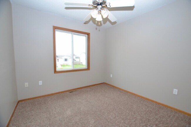 Building Photo - Lovely Altoona Split-Foyer