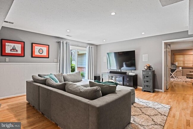 Building Photo - 8633 Janet Ln